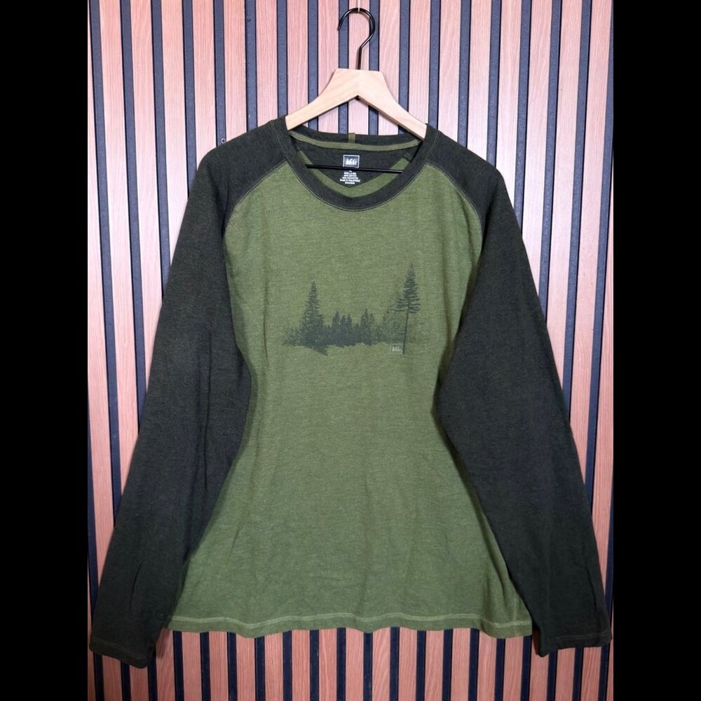 REI T Shirt Large Mens Green Long Sleeve Wood Art Raglan Sleeve Cotton Stretch